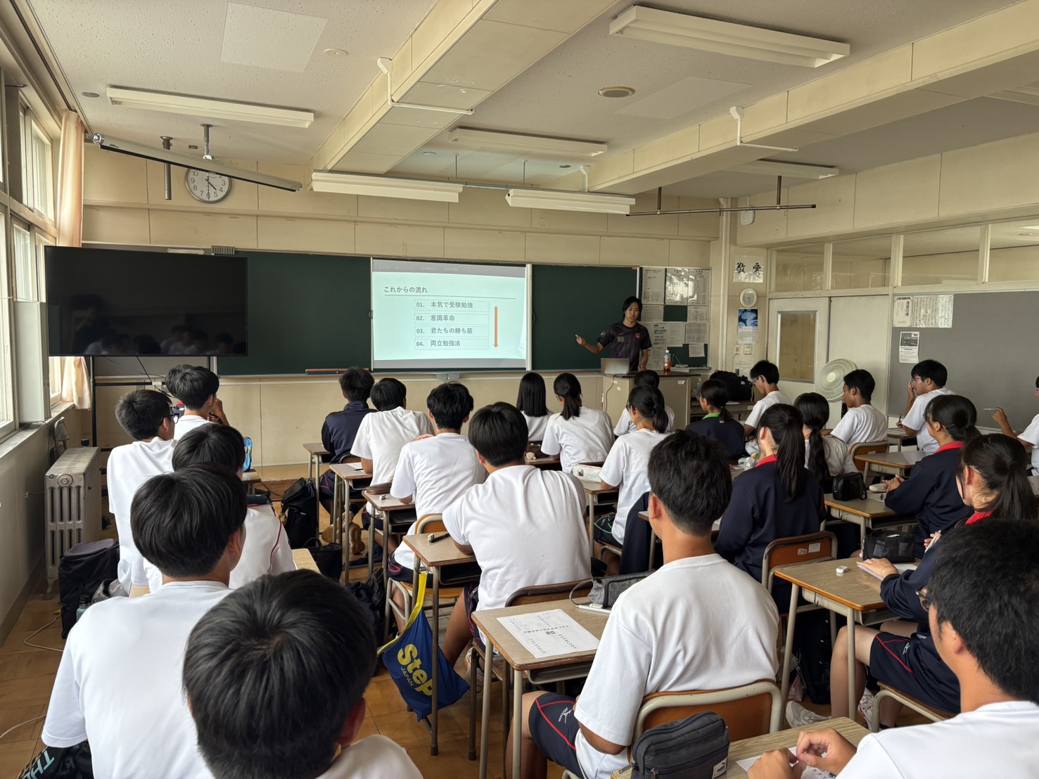 「両立の極意」を講演する志村さんと聴講する生徒たち