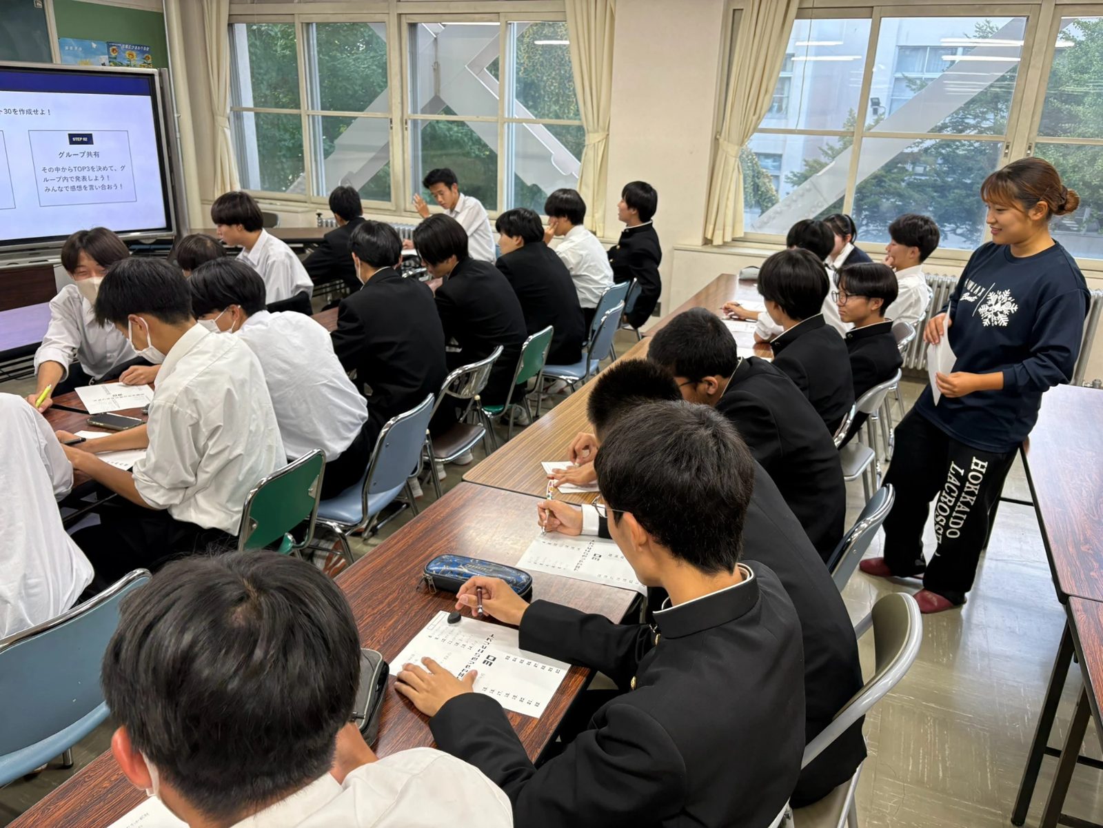 「大学でやりたいことリスト30」に取り組む月寒高校サッカー部の生徒たちと武市さん